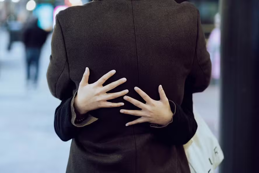 É muita falsidade: como narcisistas, maquiavélicas e psicopatas usam o toque para manipular parceiros