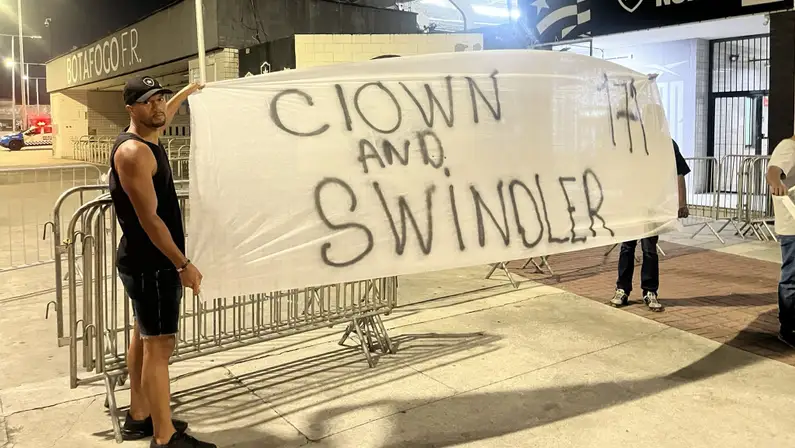 Torcedores do Botafogo fazem protesto no Nilton Santos contra John Textor: ‘Palhaço e vigarista’
