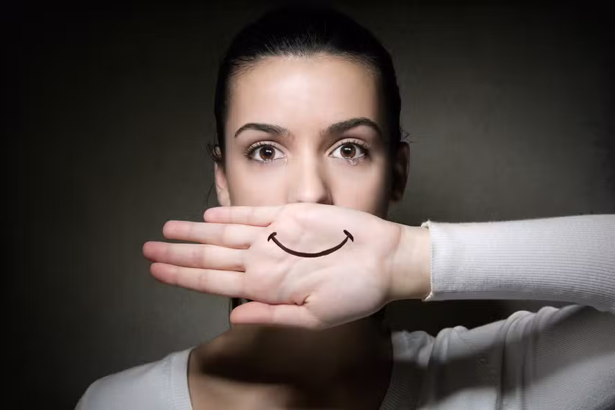 Positividade tóxica ou vaidade besta: como a pressão para se mostrar feliz é péssimo para a saúde