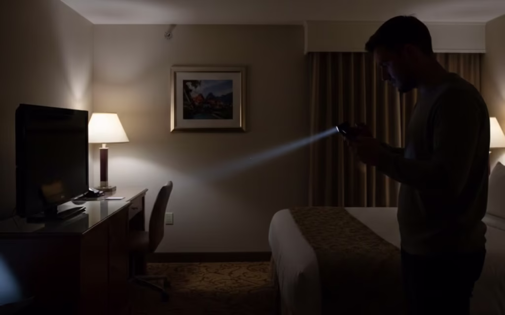 Atenção: como usar a lanterna do celular para achar câmaras escondidas em hotéis, motéis, provadores ou casas alugadas