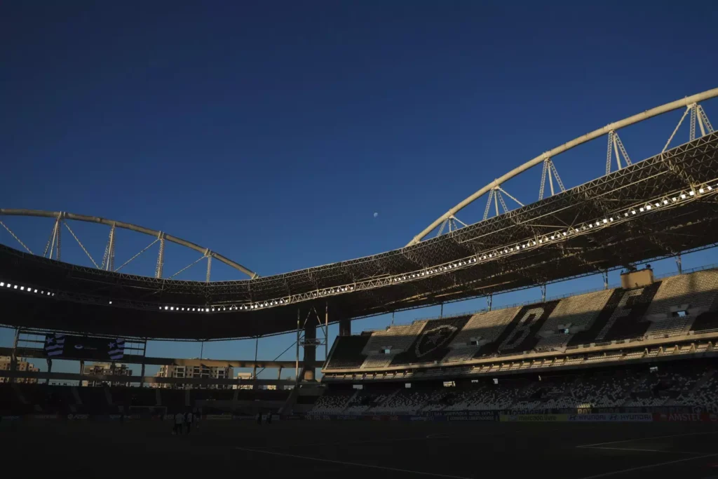 Mural no Nilton Santos eterniza herói de conquistas recentes e emociona torcedor alvinegro