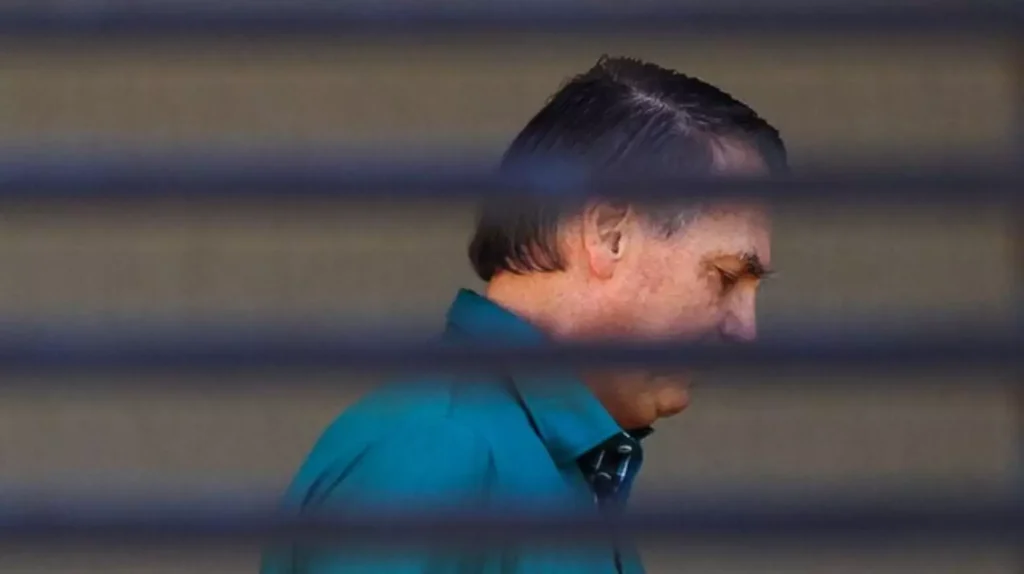 ‘Meti ferro quente aí’, admite Bolsonaro sobre dano em tornozeleira eletrônica