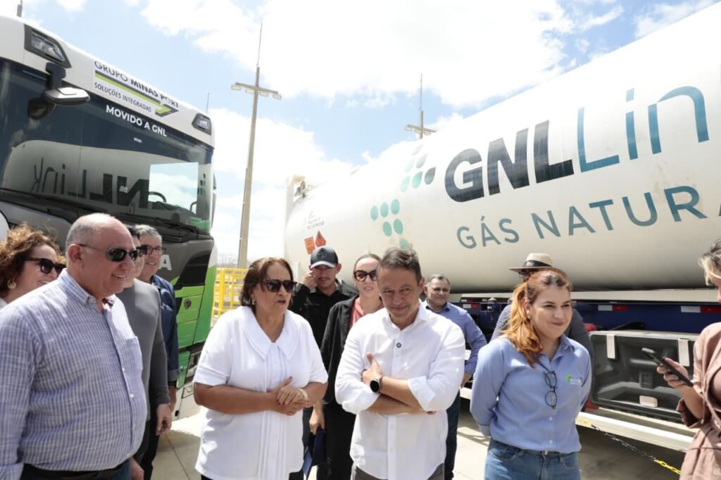 Governadora visita unidade de liquefação e compressão de gás em Assú