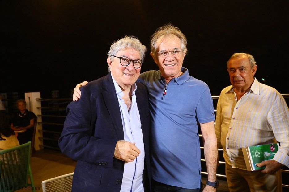 Amigos, memórias e vinho: uma noite para brindar o lançamento de “Vino, Divino Vino”