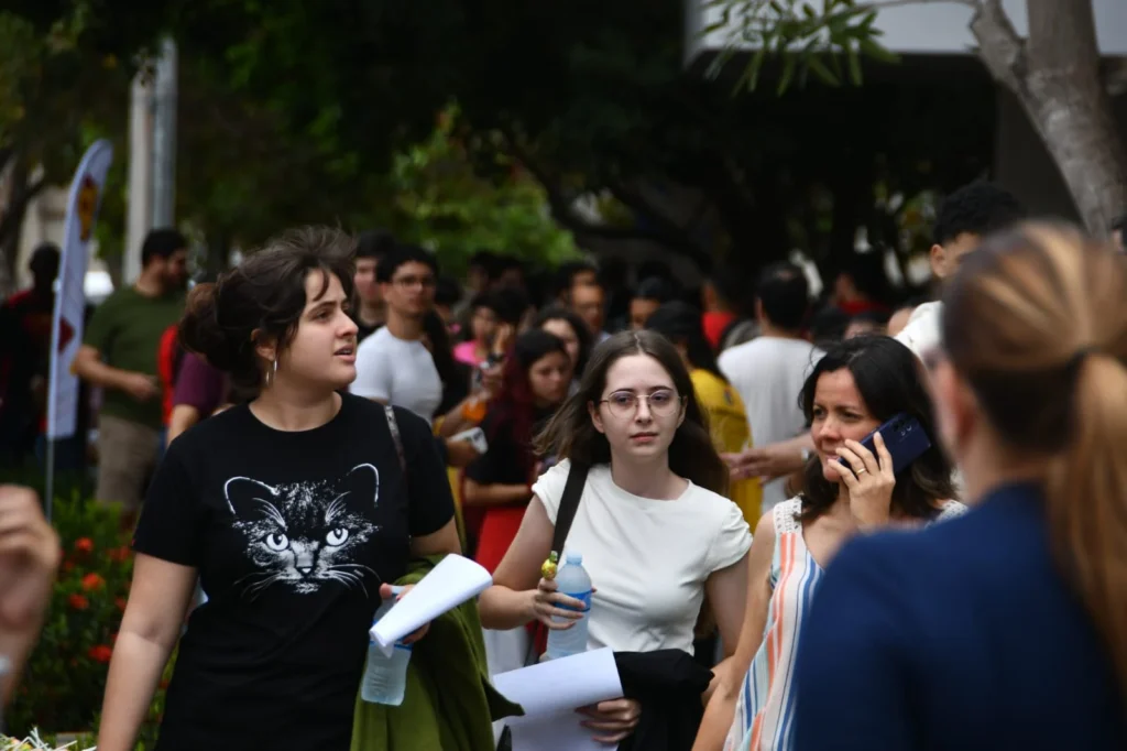 Redação do Enem 2025 aborda as perspectivas para o envelhecimento