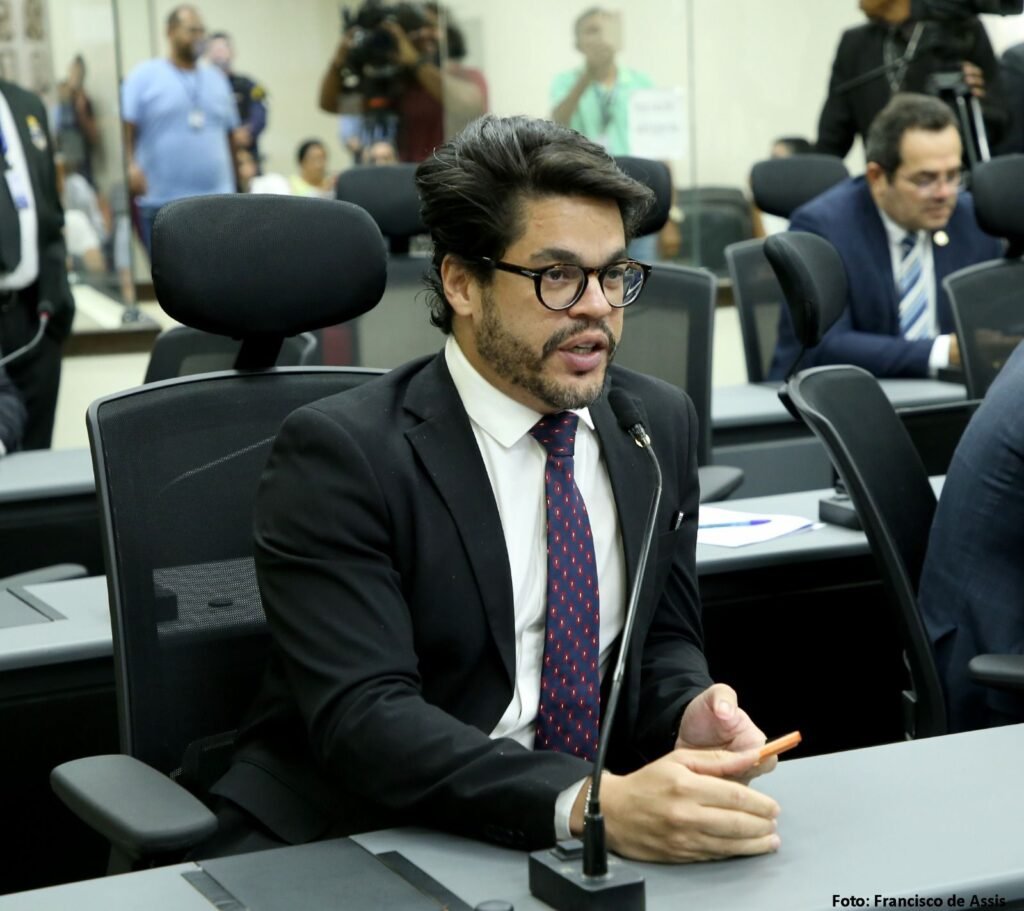 Parada segura: Prefeitura sanciona lei de autoria de Leo Souza que permite desembarque fora do ponto de ônibus após 23h