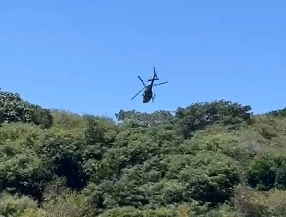Helicóptero da PM é alvo de disparos durante operação em Mãe Luiza; equipes continuam buscas na área
