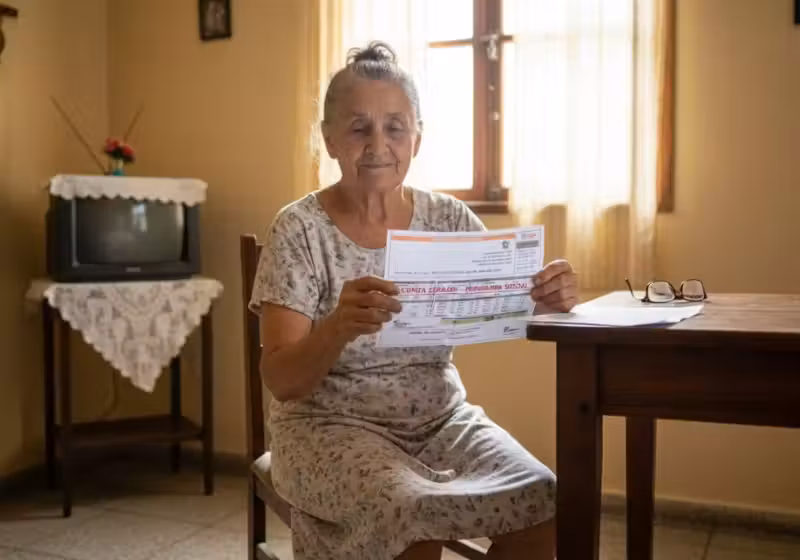 Lei garante conta de luz gratuita para idosos brasileiros; como conseguir