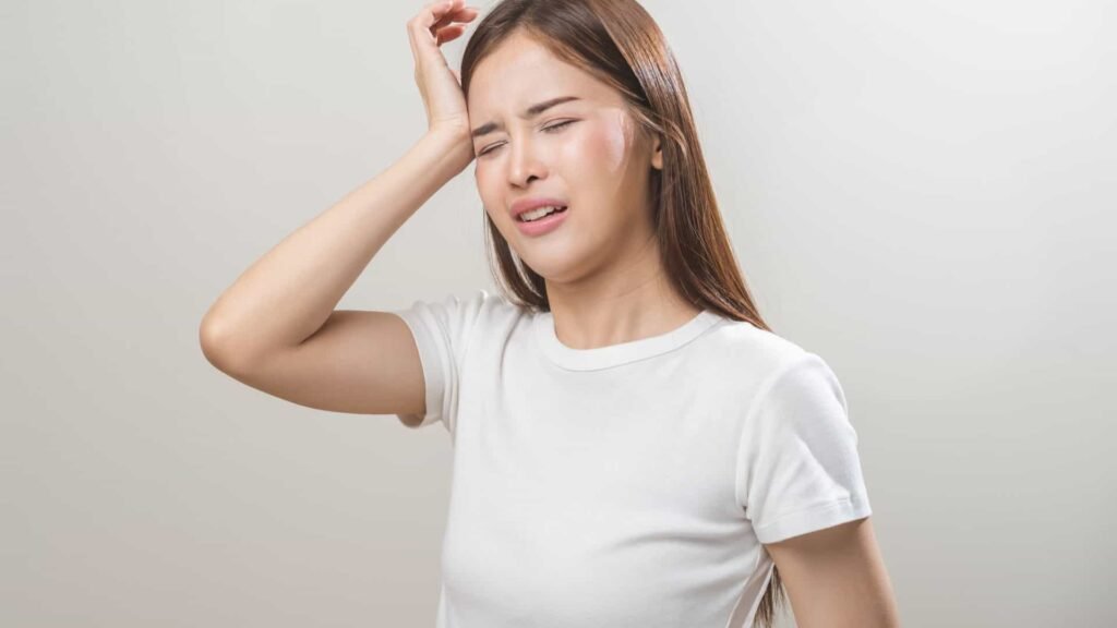 Sofre com enxaqueca? Veja 8 fatores que podem estar por trás das crises