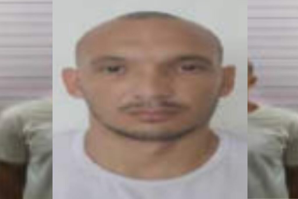 Brutal: Presos abrem barriga de detento morto e picham parede com sangue