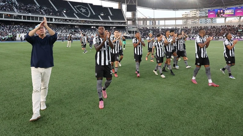 Mesmo sem técnico, Botafogo segue cronograma por reforços e tem prioridades