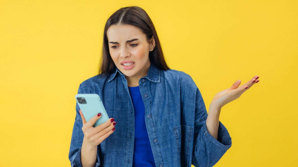 7 sinais de que o uso do celular já está afetando seu corpo (e você nem percebeu)