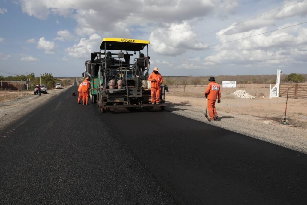 Obras de recuperação da RN 117, entre Governador Dix-sept Rosado e Caraúbas, ultrapassam 20% de execução