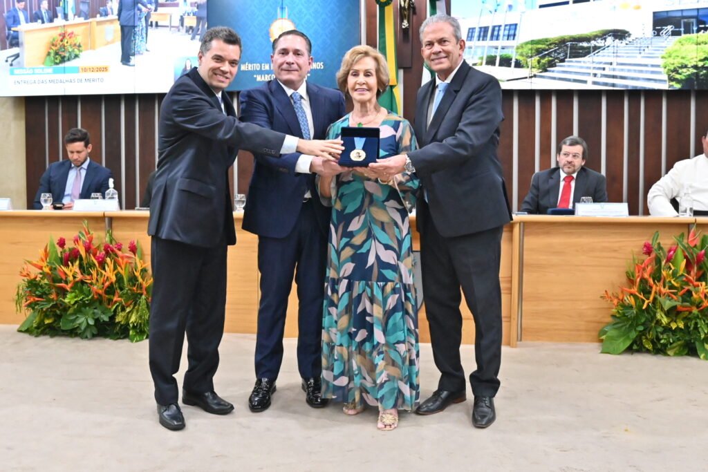 Walter Alves recebe Medalha do Mérito Legislativo na ALRN