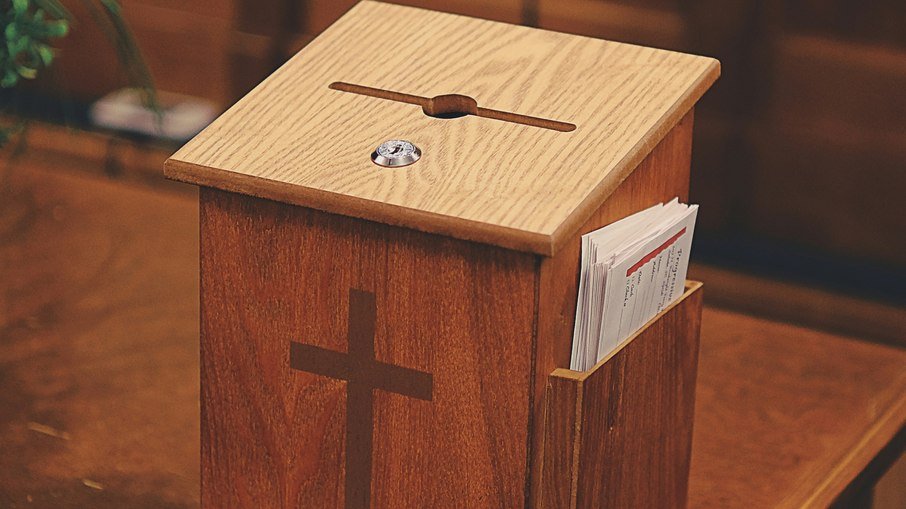 Homem é preso após furtar caixa do dízimo de igreja
