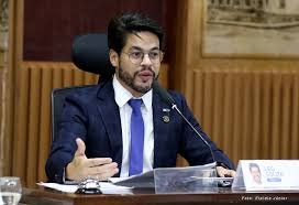 Leo Souza propõe programa “Remédio na Mão” para garantir acesso a medicamentos e sugere que proposta seja replicada no Estado