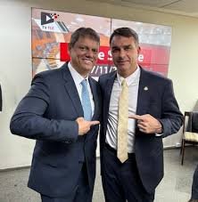 Tarcísio reafirma apoio a Flávio Bolsonaro em evento e projeta 2026
