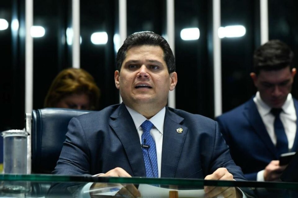 Alcolumbre chama governo Lula de omisso e cancela data da sabatina de Messias