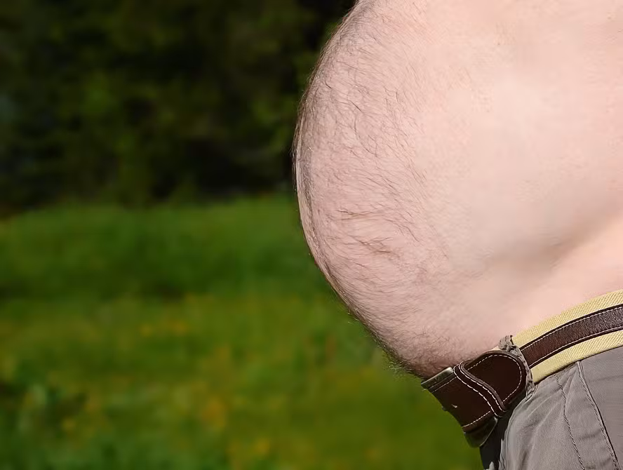 A relação entre a “barriga de cerveja” e problemas no coração, segundo este estudo