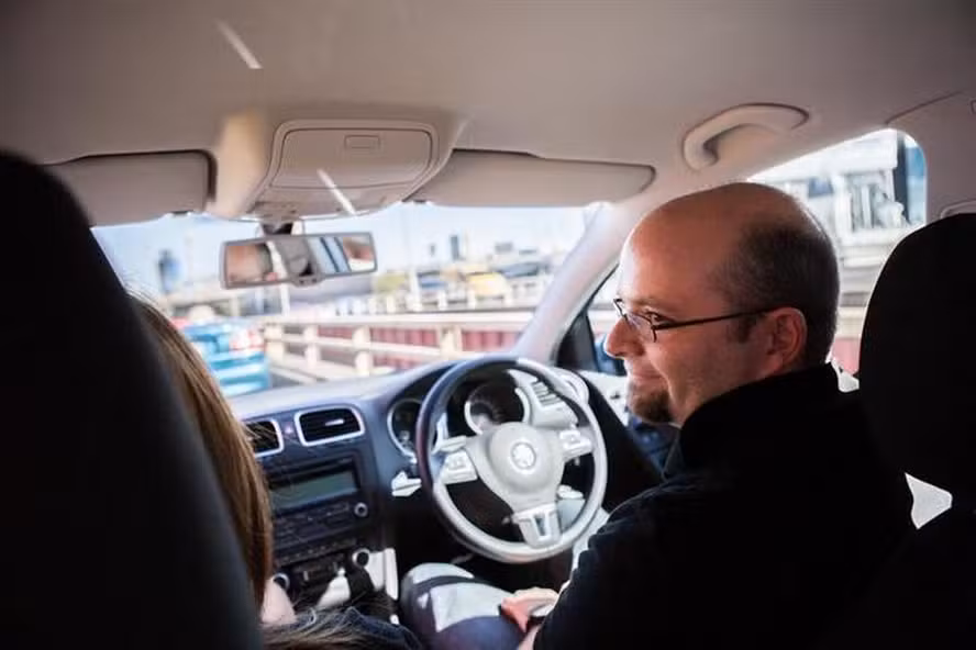 Falar ao volante atrasa movimentos oculares e pode aumentar risco de acidentes, indica estudo