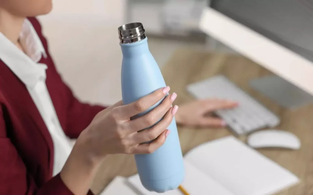 Você usa garrafa d’água reutilizável? Estudo revela que ela pode ter mais bactérias que um vaso sanitário