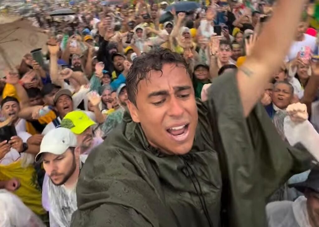 Nikolas lidera ato público ao final de caminhada histórica