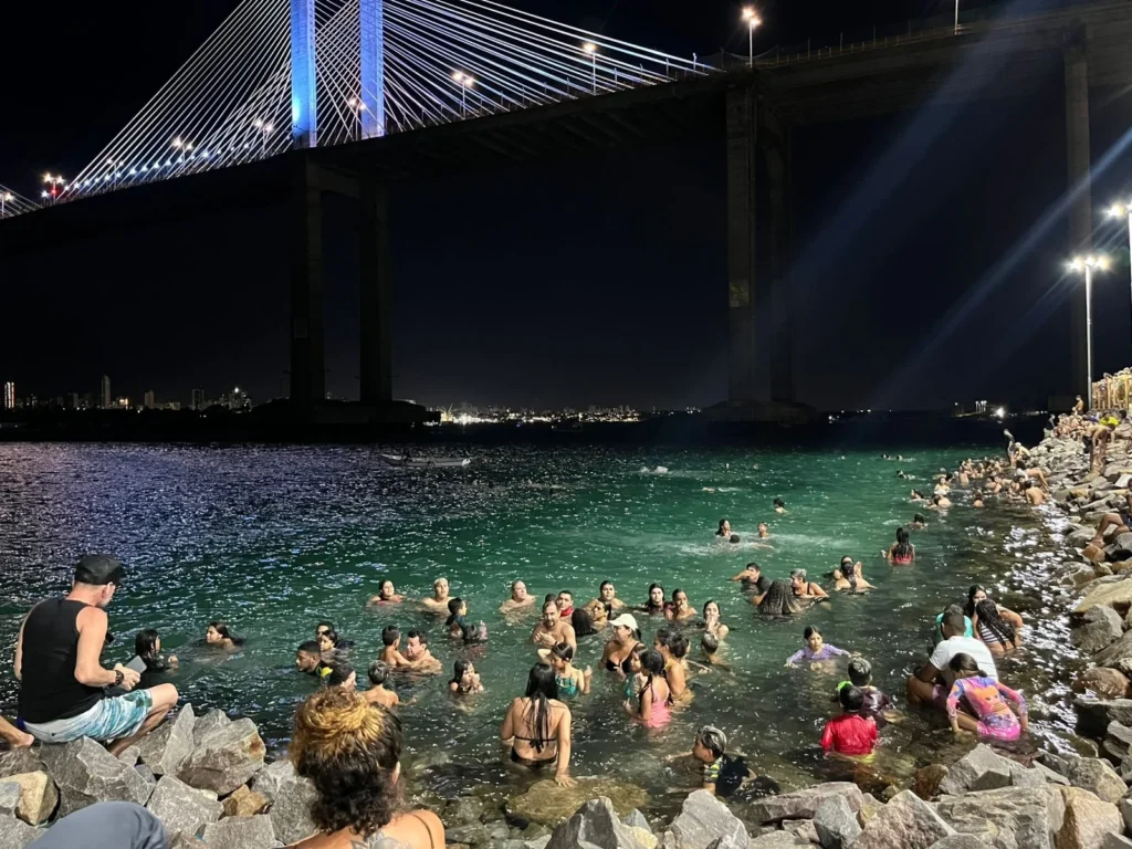 Após banho noturno virar febre na Redinha, Prefeitura vai construir rampa de acesso e reforçar segurança