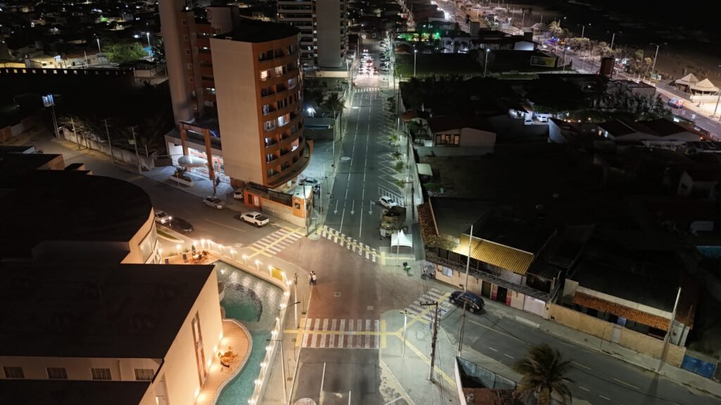 Prefeitura conclui recomposição da iluminação da Avenida 25 de Dezembro, na Praia do Meio