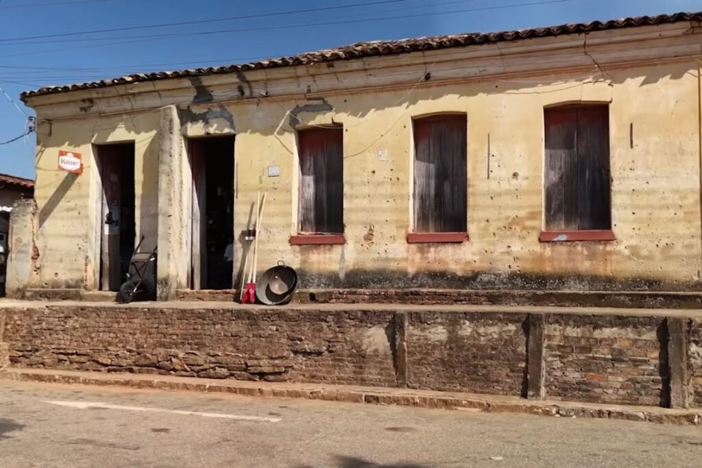 A bodega mais antiga do Brasil ainda funcionando, aberta há quase 200 anos em Minas, sem reforma, cheia de relíquias, dinheiro pregado no teto, sinos, pinga de 64 anos e um dono de 85 anos lúcido resistente