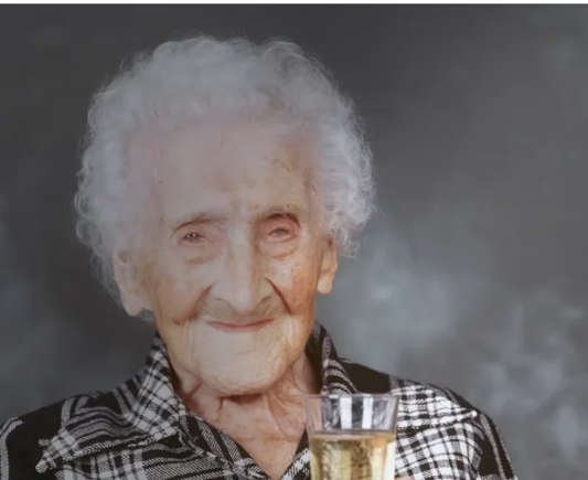 Mulher mais velha do mundo atravessou dois séculos, fumando, bebendo vinho e comendo chocolate todos os dias