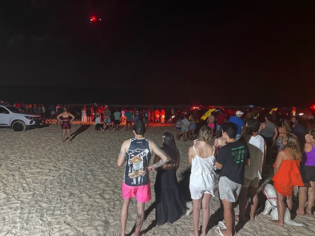 Correnteza arrasta banhistas em Tabatinga; três são resgatados e adolescente segue desaparecida