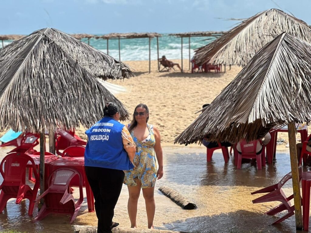 Procon/RN identifica prática abusiva em fiscalizações da Operação Verão nas praias de Pirangi e Búzios