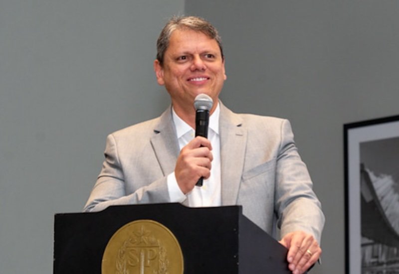 Tarcísio de Freitas reafirma aliança com Flávio Bolsonaro: “É o meu candidato”