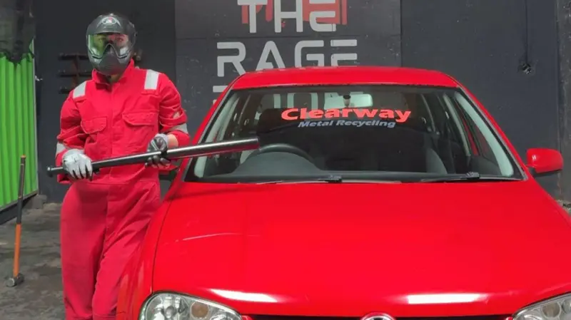 ‘Salas da fúria’: como são os espaços cada vez mais populares para liberar a raiva e aliviar o estresse?