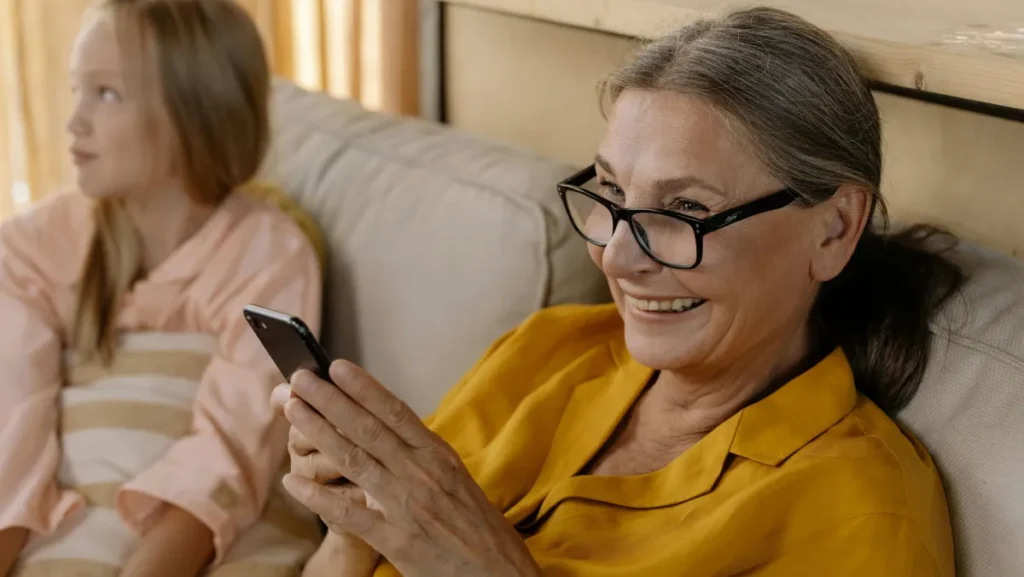 Número de idosos com celulares salta de 55% para 90%, diz pesquisa