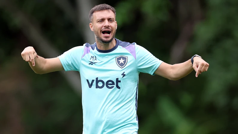 Martín Anselmi começa a esboçar Botafogo no 3-4-3, com Marçal e Newton na zaga, Allan e Correa