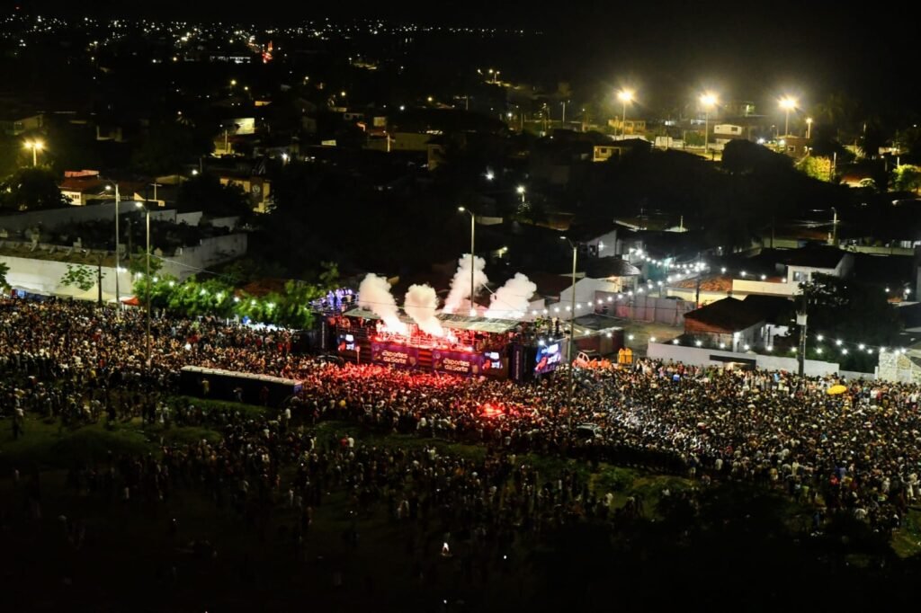 Primeira noite de prévia do Carnaval de Natal atrai mais de 50 mil pessoas à Avenida da Alegria