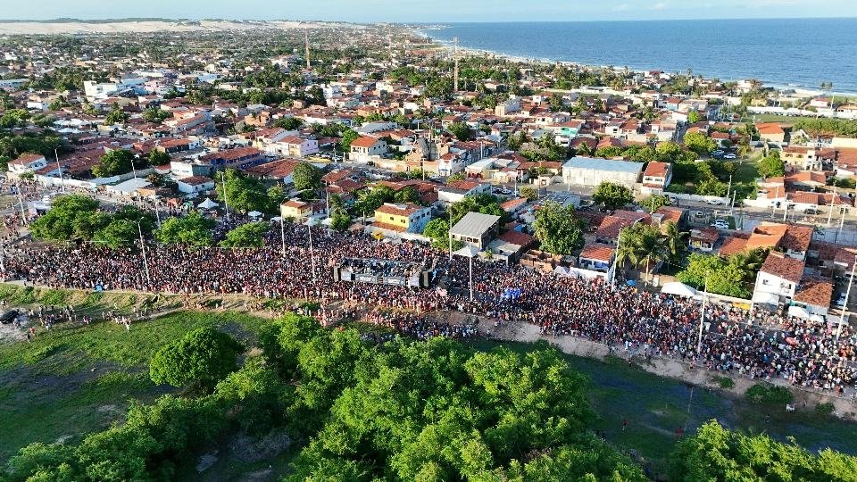 Avenida da Alegria reúne 80 mil foliões nesta segunda-feira e movimenta economia da Zona Norte