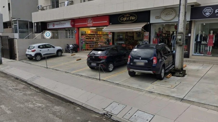 Evite aborrecimento: Vaga recuada em frente a lojas é pública, diz Contran