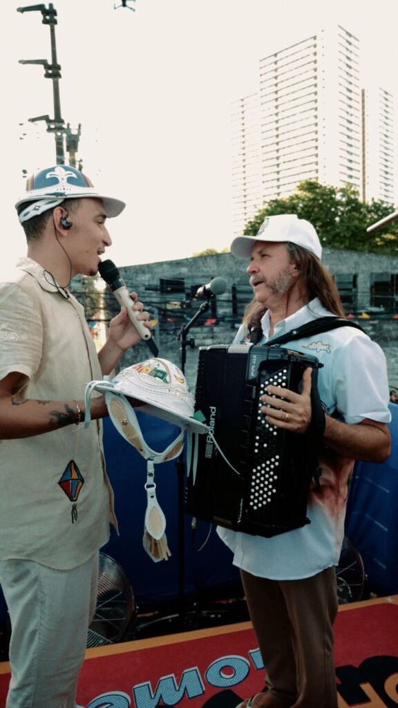 Com direito a presente personalizado, Derradeiro de Maio confirma João Gomes como primeiro convidado de Dorgival Dantas