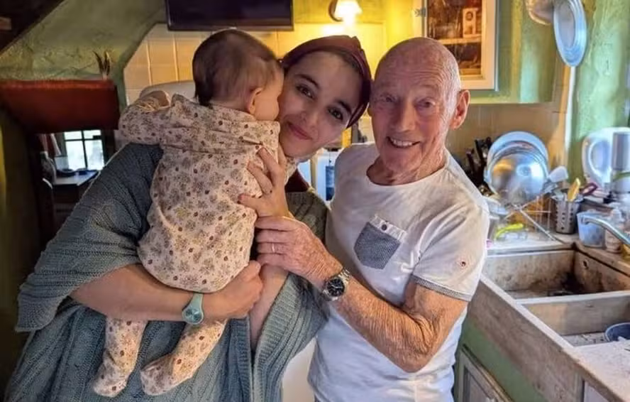 Francês de 91 anos comemora a chegada do sétimo filho, com mulher de 39: ‘De Niro foi superado’