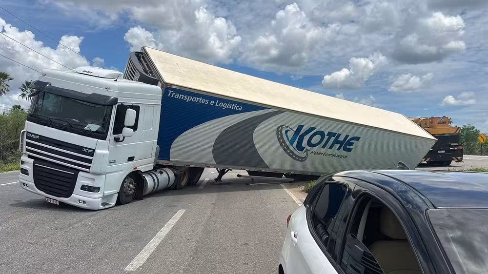 Carreta com 25 toneladas de melão tomba na BR-304, em Mossoró
