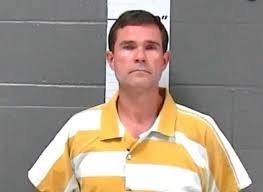 Prefeito acaba preso após flagrante cheirando calcinhas usadas