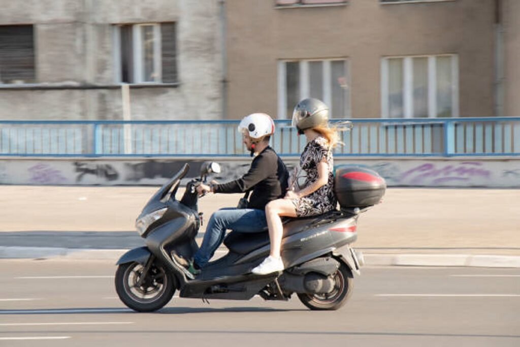 Motociclistas em alerta: nova lei de 2026 proíbe garupa e pode dar multa de R$ 2,1 mil