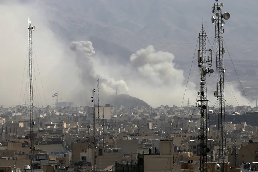 EUA e Israel atacam o Irã após semanas de tensão