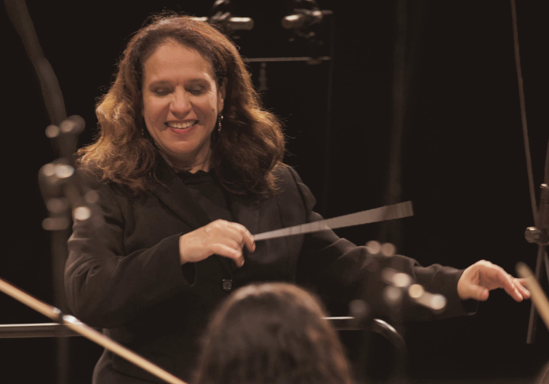 Brasileira é a primeira mulher a assumir orquestra na Alemanha em 130 anos de história