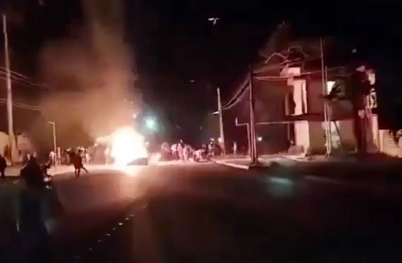 Cubanos enfrentam ditadura e atacam sede do Partido Comunista