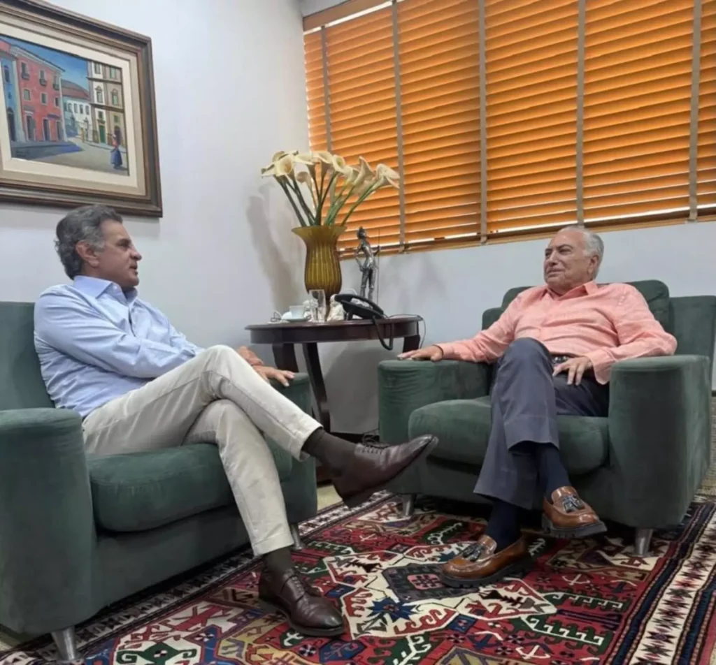 Aécio Neves diz que há espaço para nome alternativo aos polos, após encontro com Temer em SP