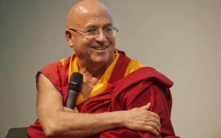 O homem mais feliz do mundo diz que se livrar dessas 3 coisas faz qualquer um ser feliz