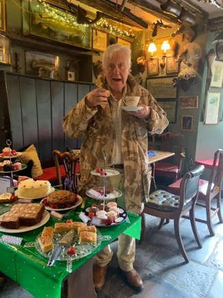 Milionário de 79 anos procura esposa jovem para herdar sua fortuna e choca com exigências